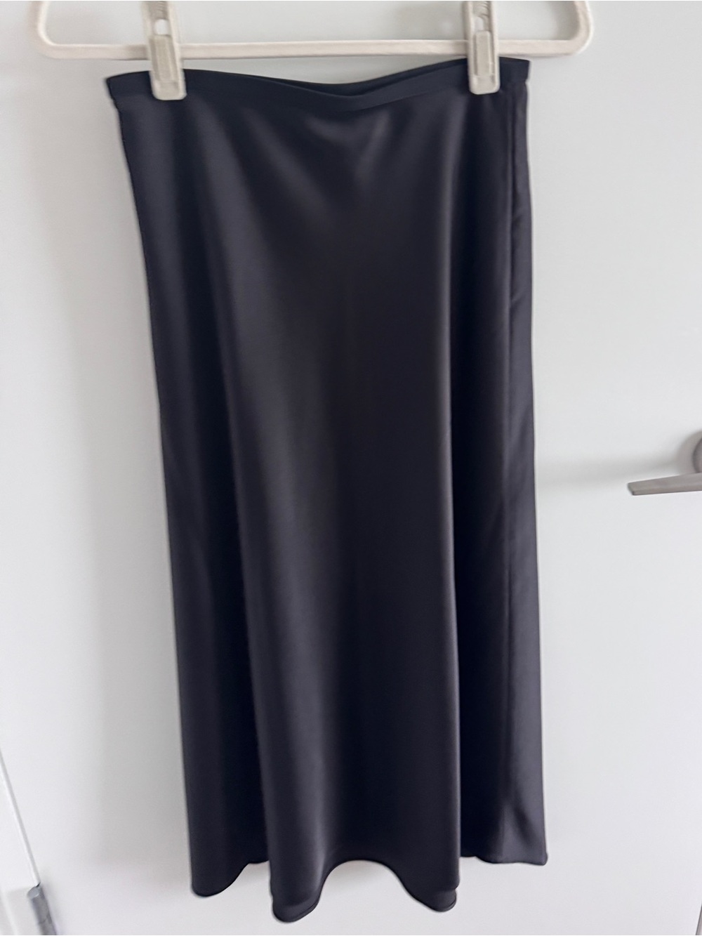 Uniqlo Satin Skirt in Black - Picture 4 of 5